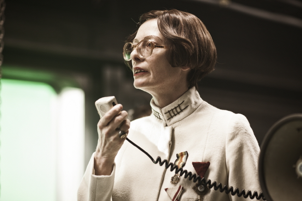 Tilda Swinton as Mason, a leader in the front-train civilization